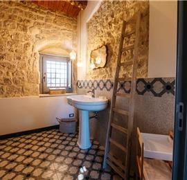  6 bedroom villa with heated pool in Modica, sleeps 18